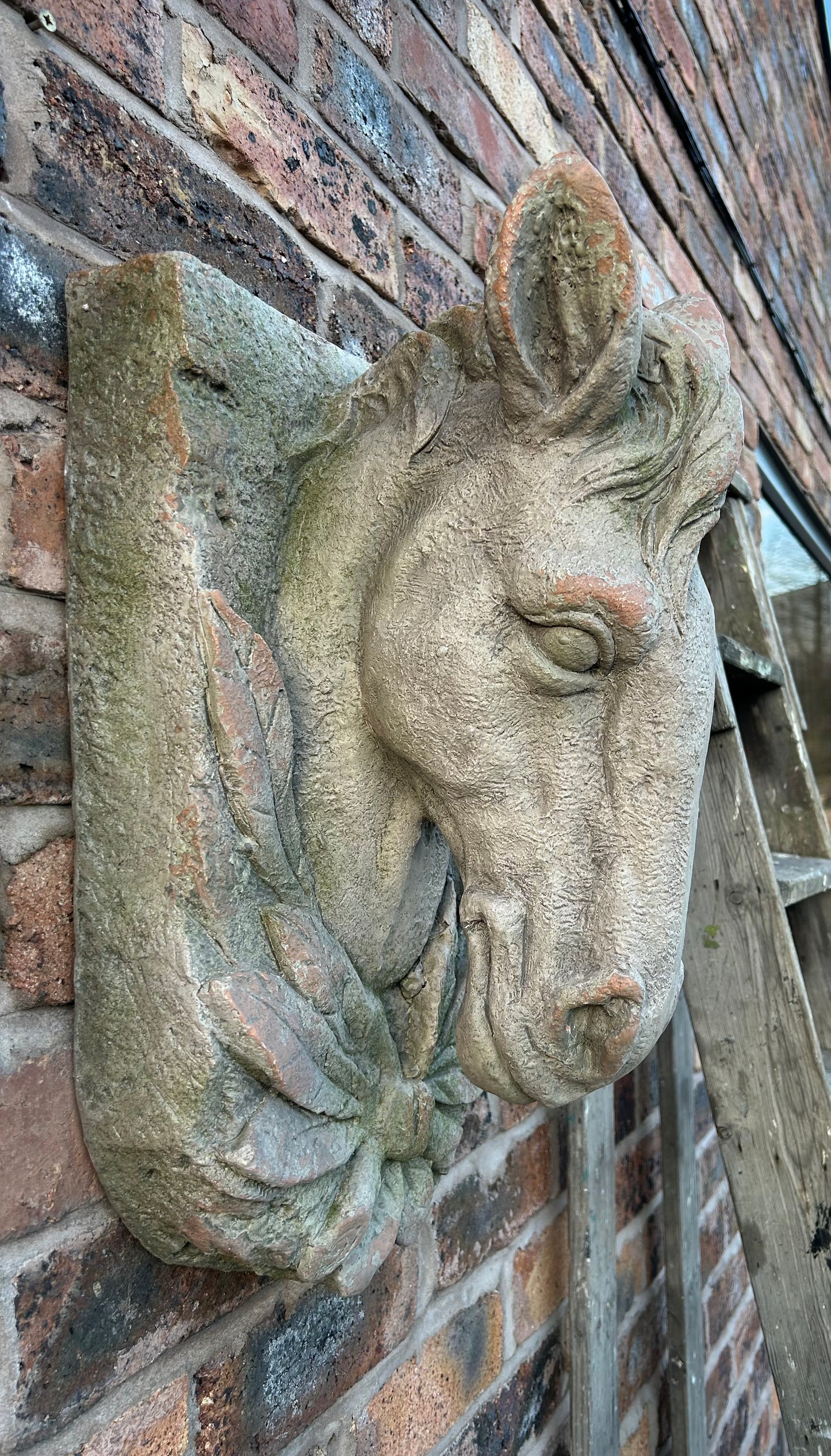 Wall-Mounted Stone-Look Horse Head - Elegant Horse Sculpture for Home Décor