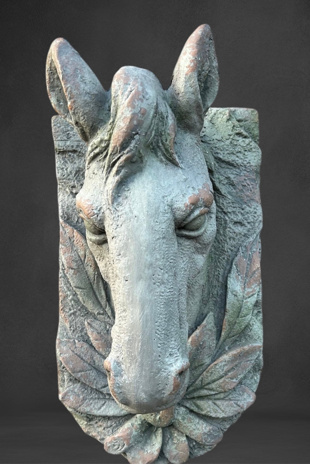 Wall-Mounted Stone-Look Horse Head - Elegant Horse Sculpture for Home Décor