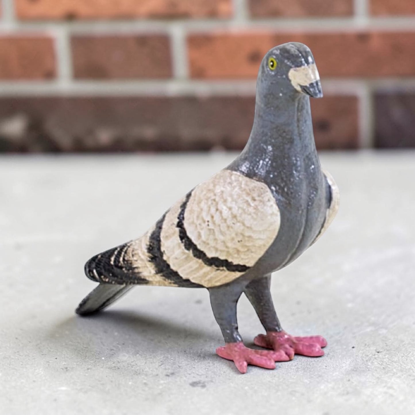 Classic Cast Iron Pigeon Ornament – Timeless Decorative Piece