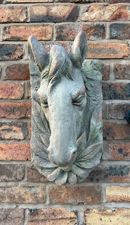 Wall-Mounted Stone-Look Horse Head - Elegant Horse Sculpture for Home Décor