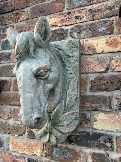 Wall-Mounted Stone-Look Horse Head - Elegant Horse Sculpture for Home Décor