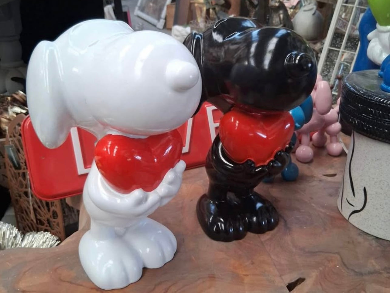 SIconic Snoopy Figure – Resin Character Ornament