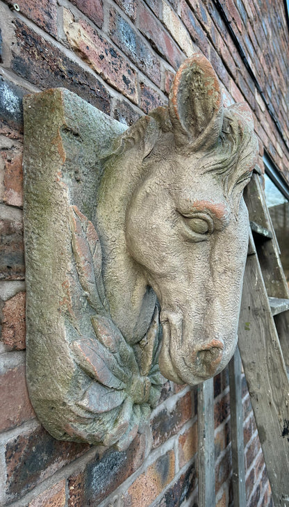 Wall-Mounted Stone-Look Horse Head - Elegant Horse Sculpture for Home Décor